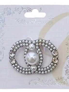 Faux pearl interlocking ring broach